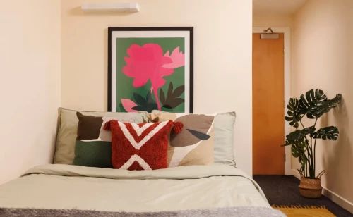  Small Standard Double En-Suite: Three Bedroom Flat  -  Byron Central  - Gallery -  1