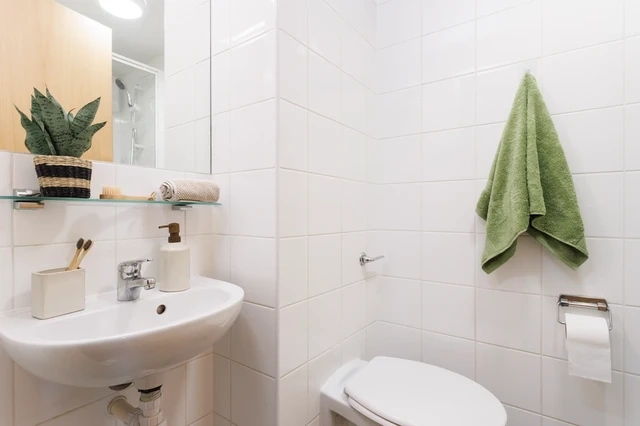 Medium Standard Double En-Suite: Three Bedroom Flat - Byron Central - Gallery - 3