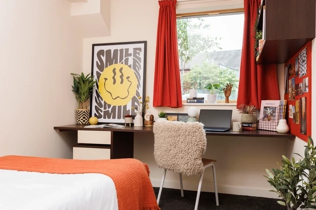 Medium Standard Double En-Suite: Three Bedroom Flat - Byron Central - Gallery - 1