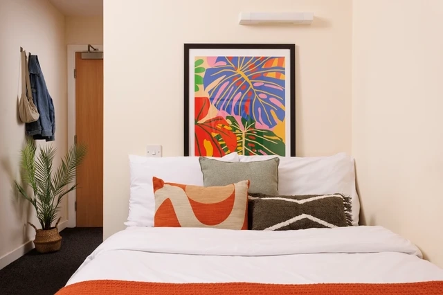 Medium Standard Double En-Suite: Three Bedroom Flat - Byron Central - Gallery - 2