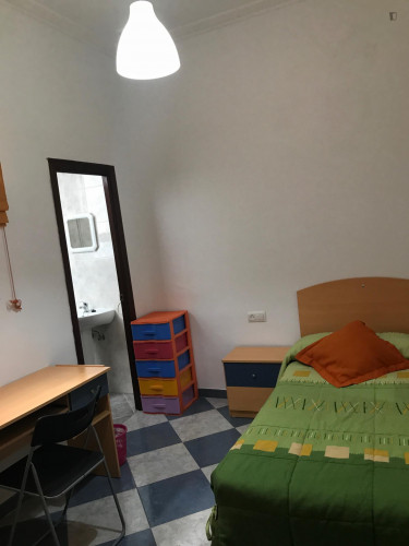 Single bedroom, with private bathroom, in 3-bedroom house