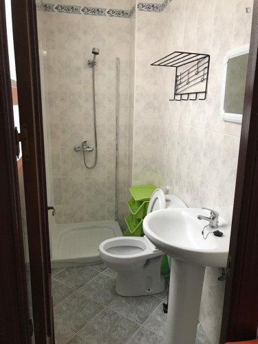 Single bedroom, with private bathroom, in 3-bedroom house - Gallery - 5