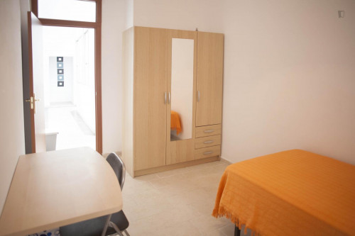 Fabulous single bedroom set close to several universities