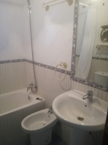 Nice single bedroom in a two bedroom apartment. - Gallery - 13