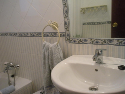 Nice single bedroom in a two bedroom apartment. - Gallery - 23