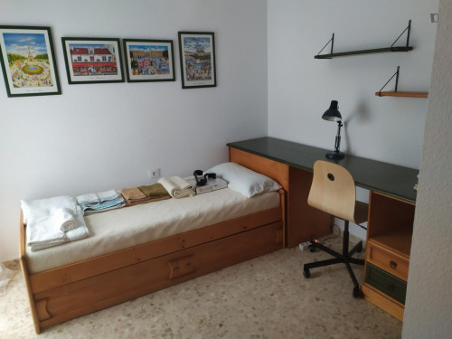 Nice single bedroom in a two bedroom apartment.