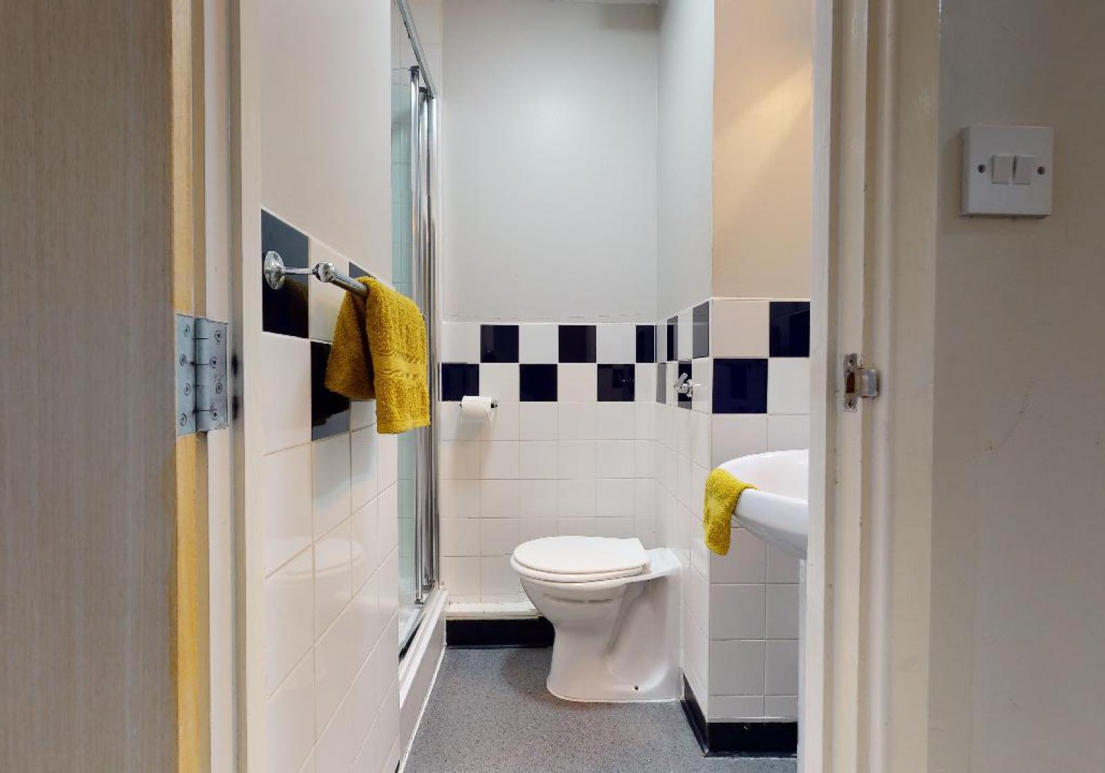  Silver En-Suite  -  iQ Fiveways House  - Gallery -  7