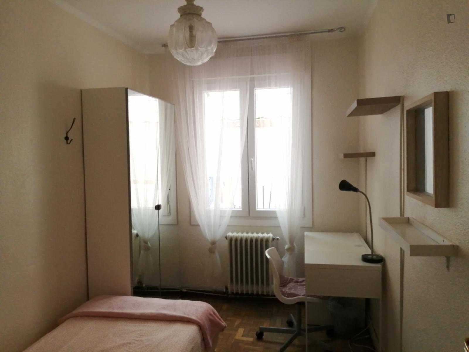 Single Bedroom In A 3-Bedroom Apartment Near University - 1