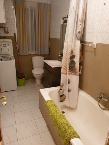 Twin bedroom in a 4-bedroom apartment near Campus Universitario de Ponferrada - Gallery - 7