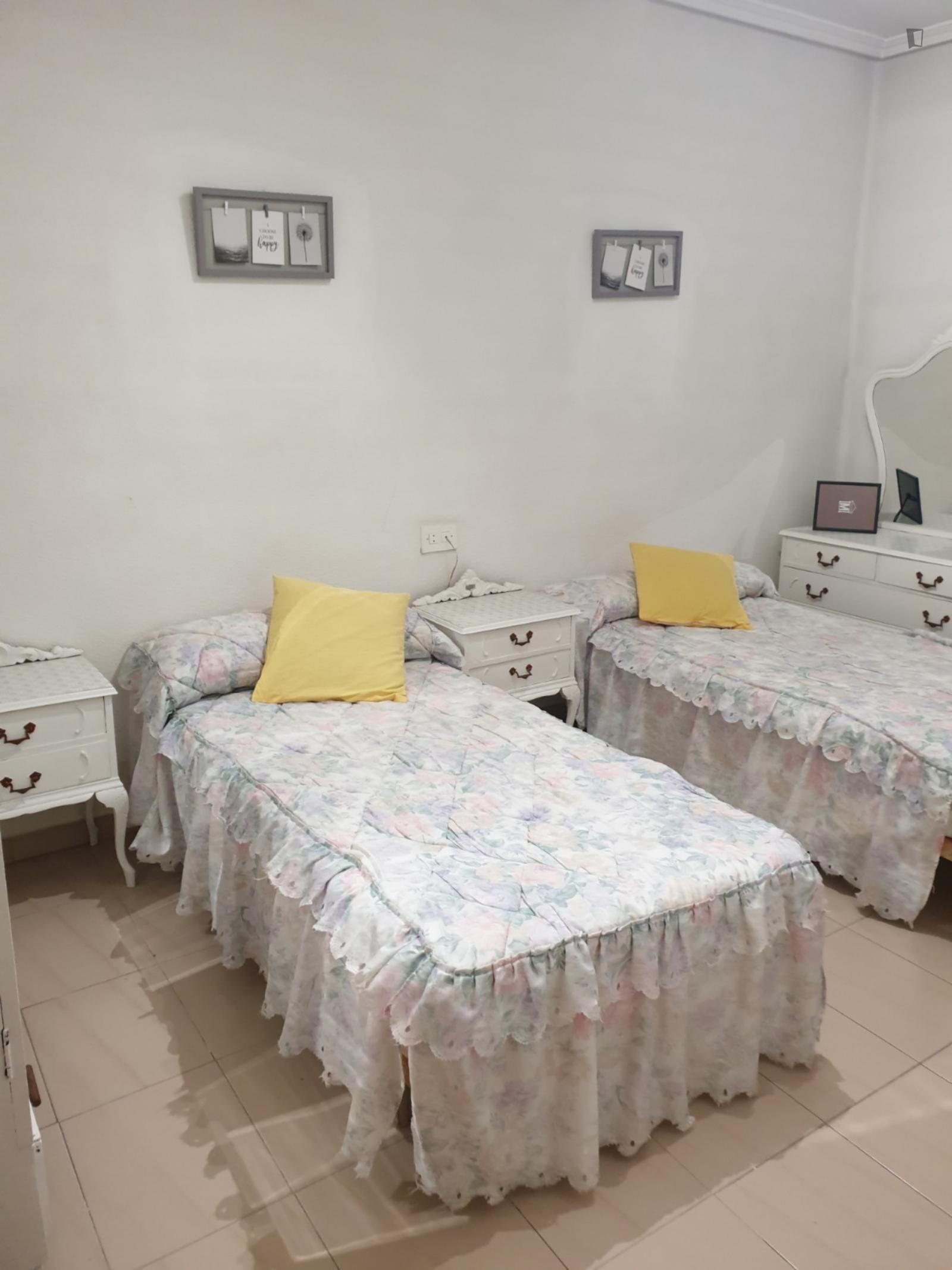 Twin Bedroom In A 4-Bedroom Apartment Near Campus Universitario De Ponferrada - 1