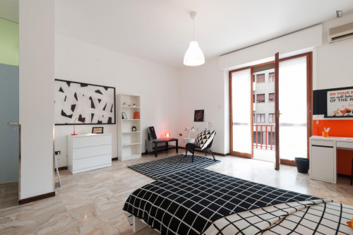 Snug single bedroom in a 4-bedroom apartment in Santa Lucia