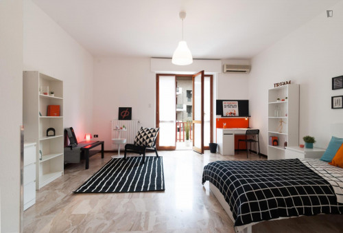 Snug single bedroom in a 4-bedroom apartment in Santa Lucia