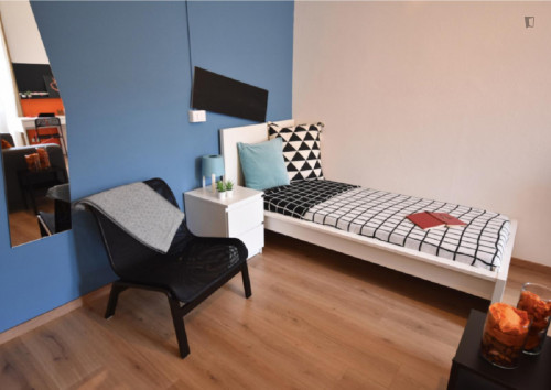 Spacious single bedroom near Humanitas University