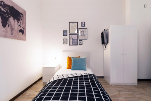 Cool single bedroom in a 4-bedroom apartment in Santa Lucia