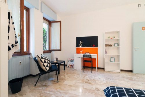 Cool single bedroom in a 4-bedroom apartment in Santa Lucia