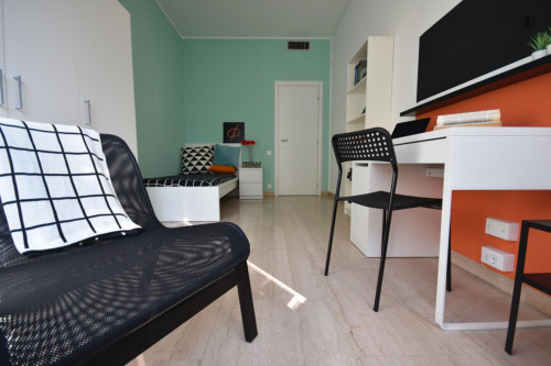 Bright single bedroom close to Humanitas University
