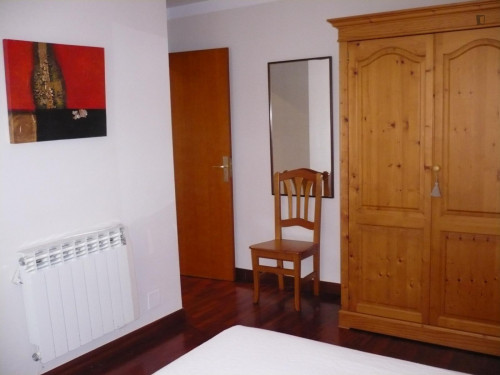 Double bedroom in a 4-bedroom apartment in Camp Redó