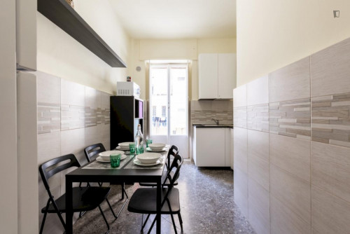 Beautiful double bedroom in a 4-bedroom apartment near Bari F. Crispi metro station - Gallery - 6