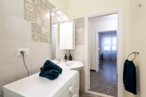 Beautiful double bedroom in a 4-bedroom apartment near Bari F. Crispi metro station - Gallery - 12
