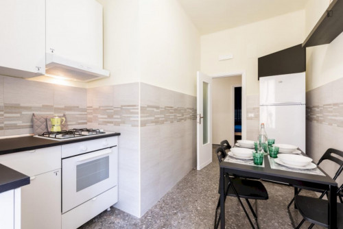 Beautiful double bedroom in a 4-bedroom apartment near Bari F. Crispi metro station - Gallery - 8