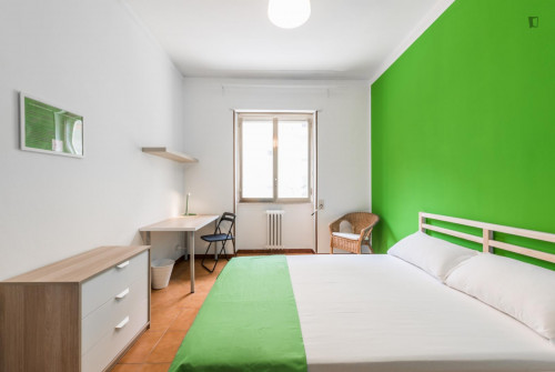Comfy double bedroom in a 4-bedroom flat near Policlinico di Bari