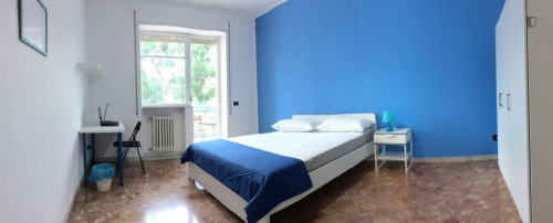 Double bedroom in a 5-bedroom apartment