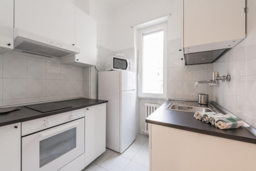 Chic double bedroom in a 4-bedroom apartment near Bari Centrale transport station - Gallery - 7