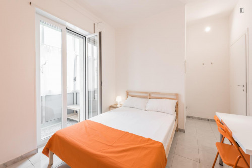 Chic double bedroom in a 4-bedroom apartment near Bari Centrale transport station - Gallery - 2