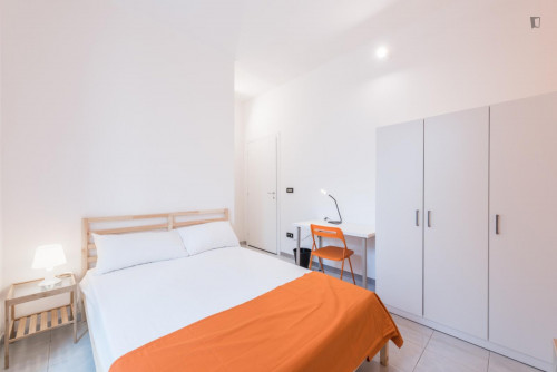 Chic double bedroom in a 4-bedroom apartment near Bari Centrale transport station