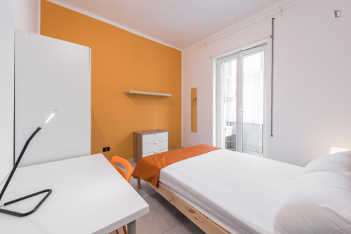 Chic double bedroom in a 4-bedroom apartment near Bari Centrale transport station - Gallery - 3