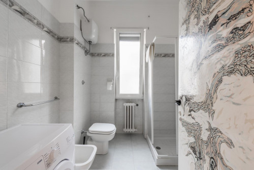 Chic double bedroom in a 4-bedroom apartment near Bari Centrale transport station - Gallery - 9