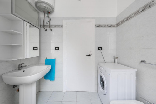 Chic double bedroom in a 4-bedroom apartment near Bari Centrale transport station - Gallery - 8