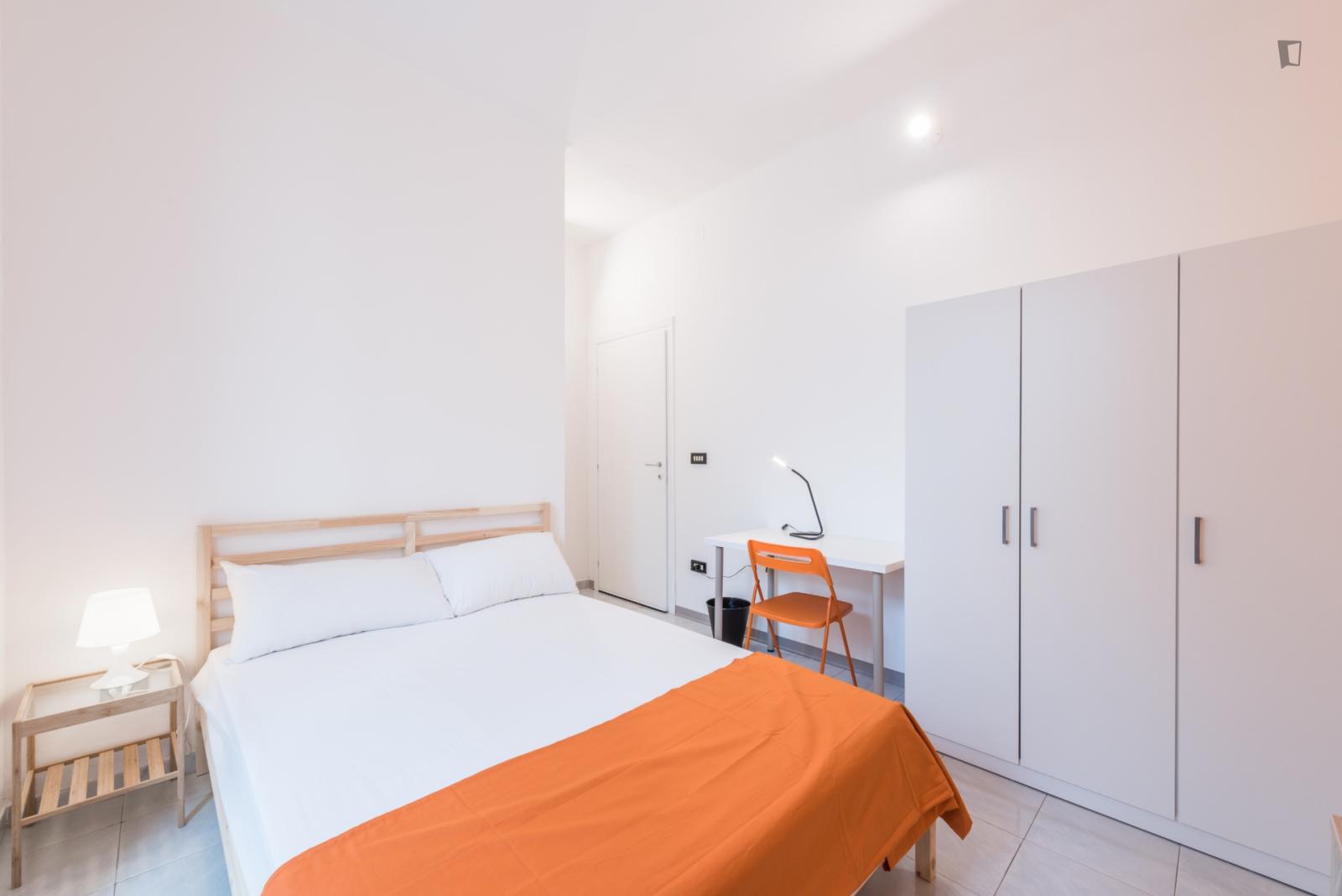 Chic Double Bedroom In A 4-Bedroom Apartment Near Bari Centrale Transport Station - 1