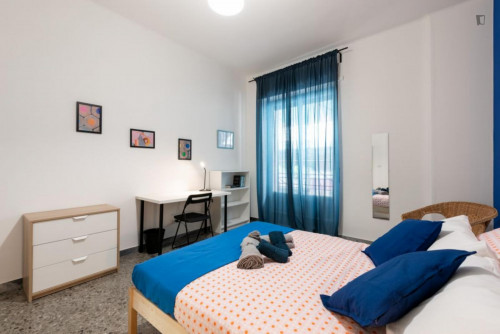 Cool double bedroom in a 4-bedroom apartment near Bari F. Crispi metro station
