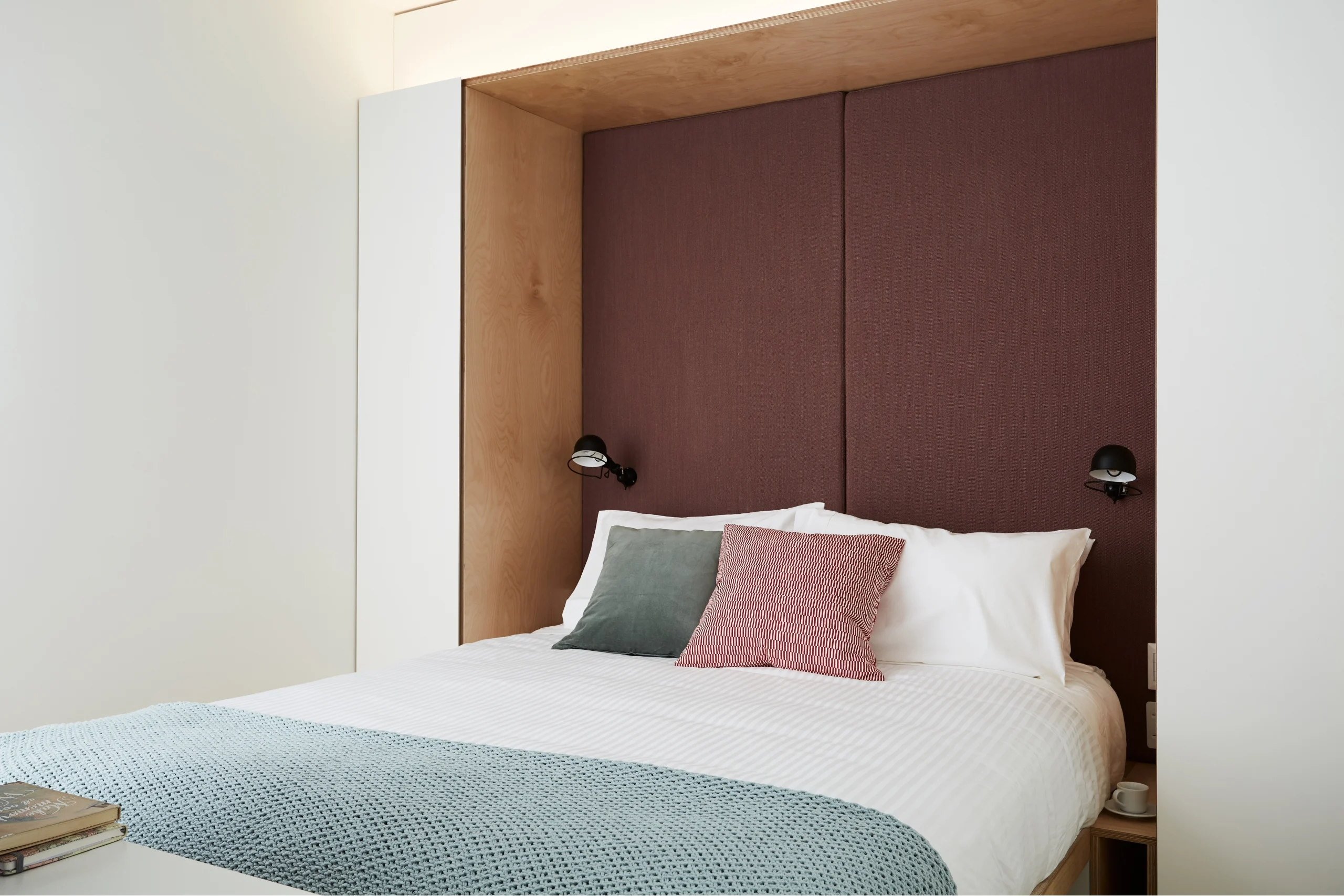  Signature Plus Studio Suite - Queen Bed With Standard View  -  سكيب سوانستون  - Gallery -  4