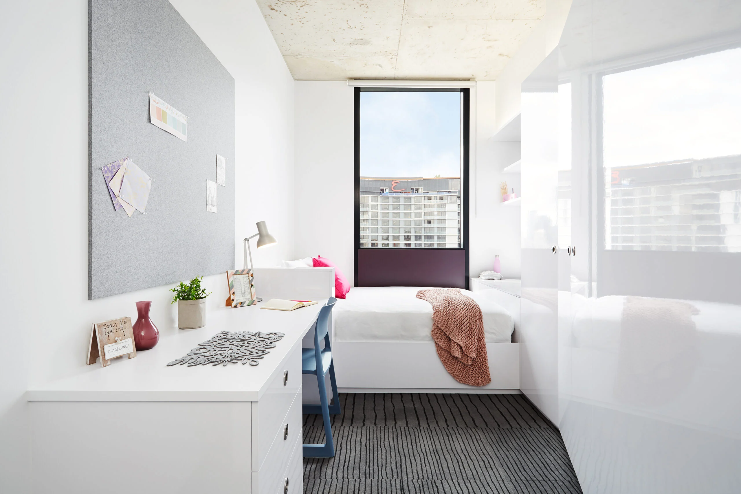 Double Bed With 5 Bed Apartment With Ensuite - Scape South Bank - Gallery - 1