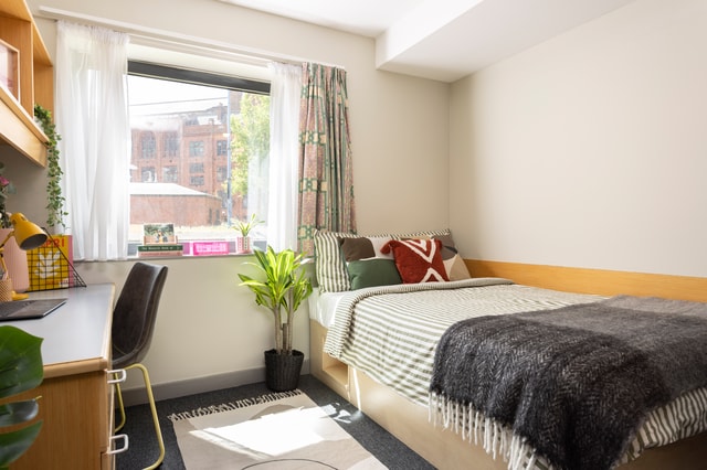  Large Standard Double En-Suite  -  Unite Students Lakeside  - Gallery -  3