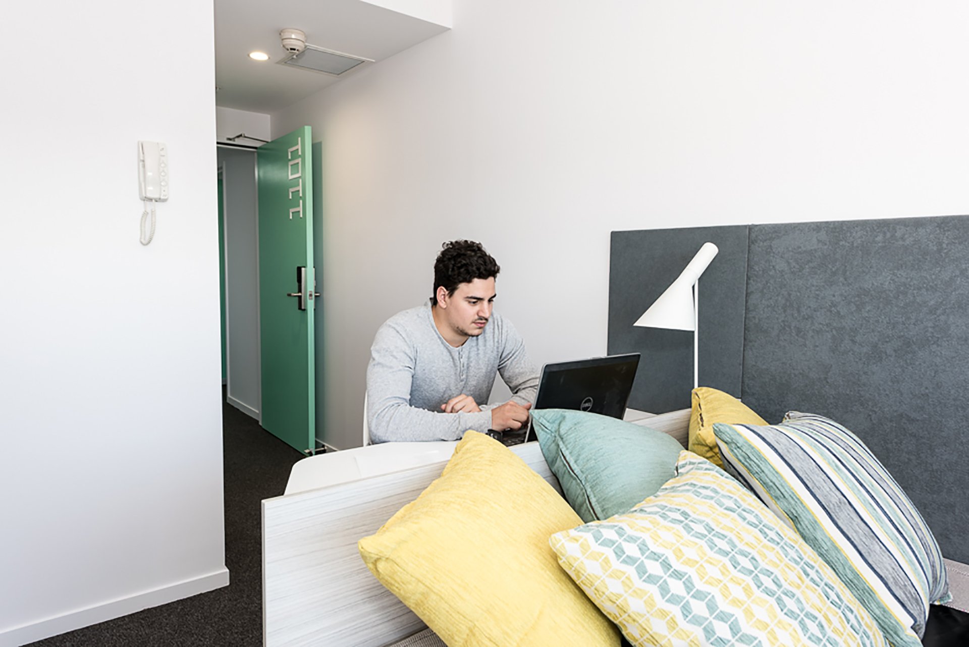 Signature Studio Apartment - Double Bed With Standard View - Scape Regent - Gallery - 6