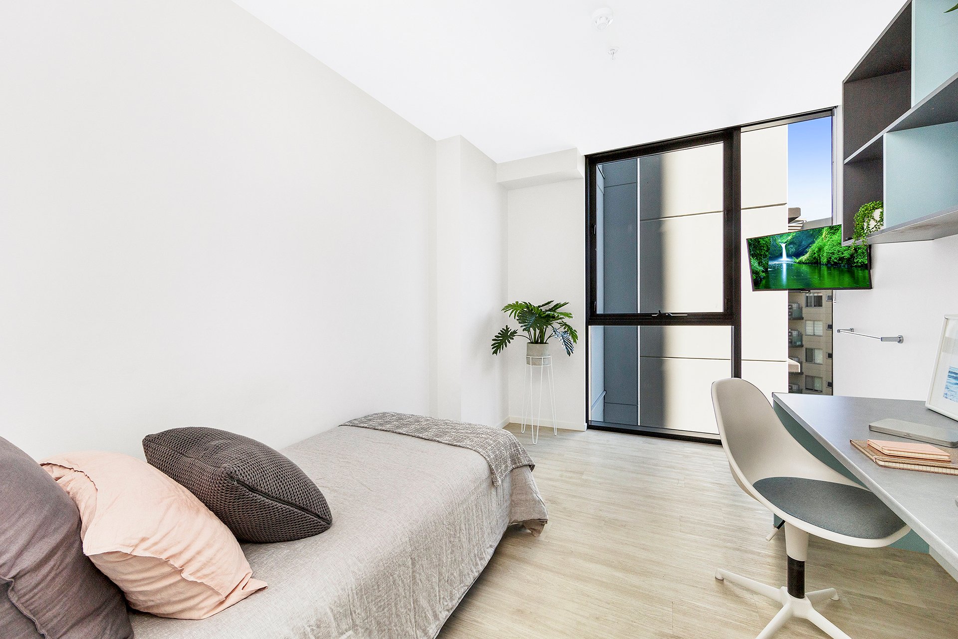 King Single Bed With 2 Bed Apartment With Views - 4