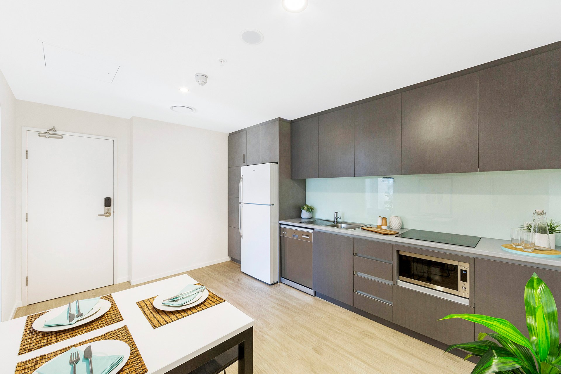 King Single Bed With 2 Bed Apartment With Views - 2