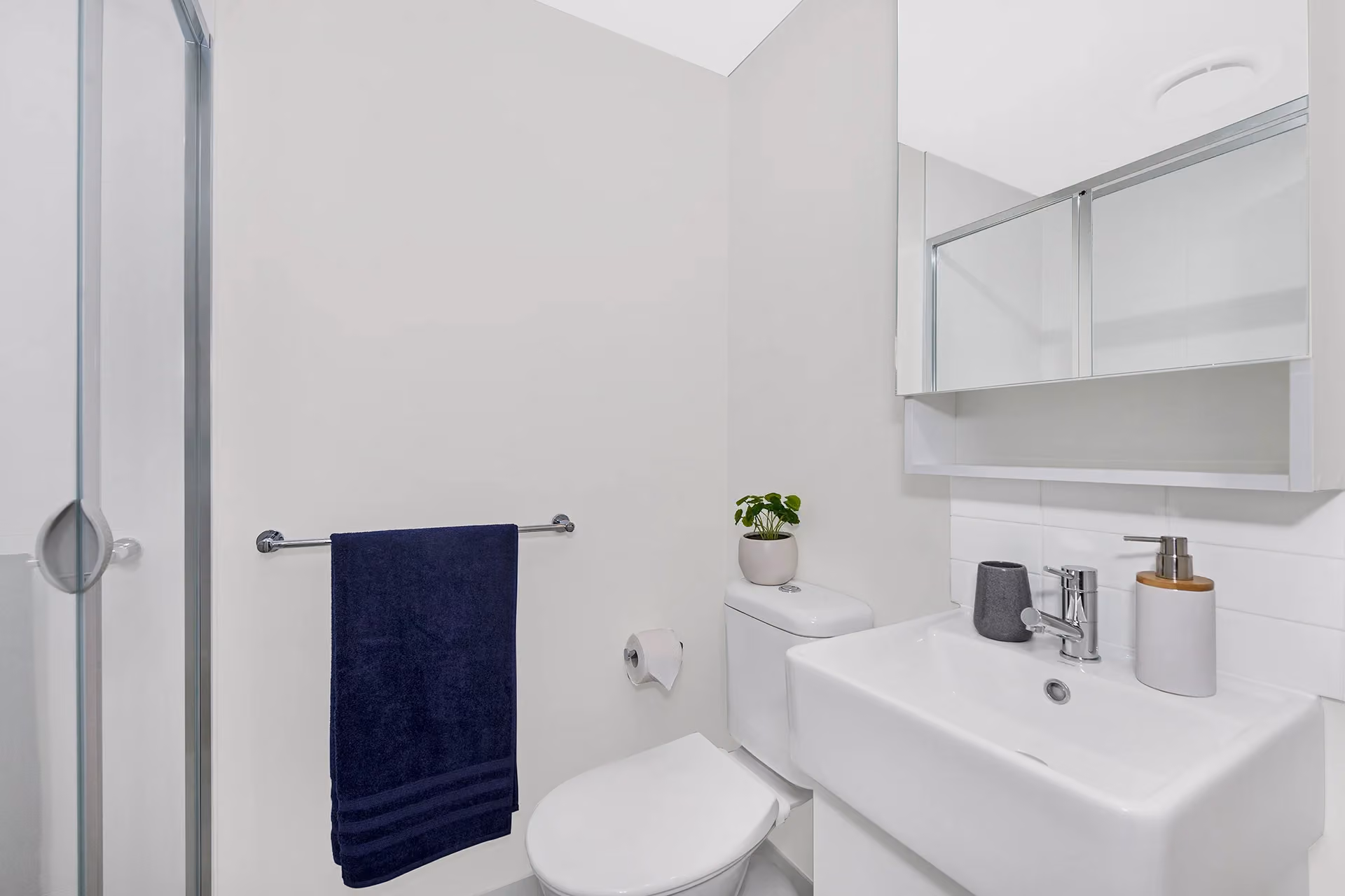 Queen Bed With 6 Bed Apartmemt With Ensuite - 14