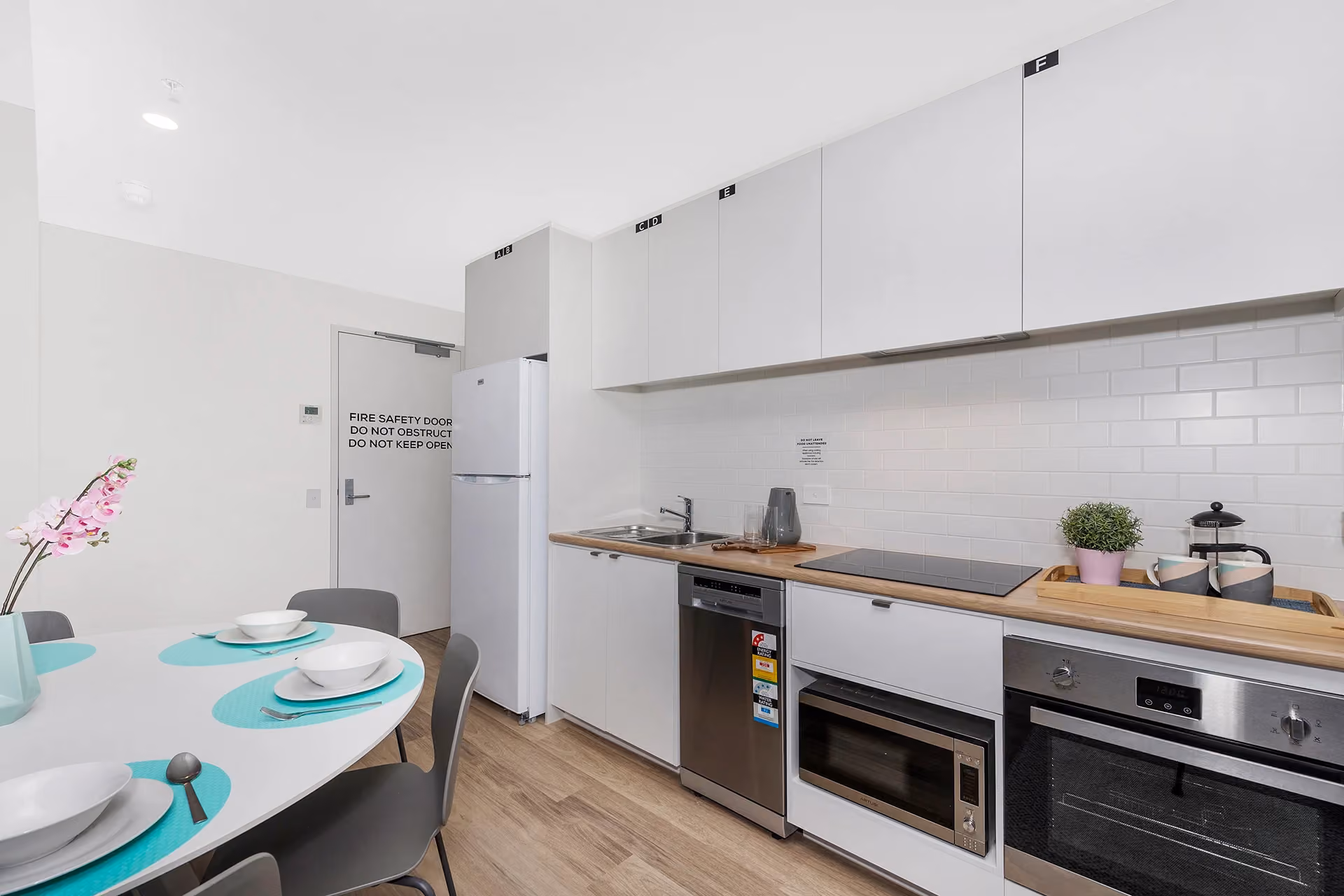 Queen Bed With 6 Bed Apartmemt With Ensuite - 12