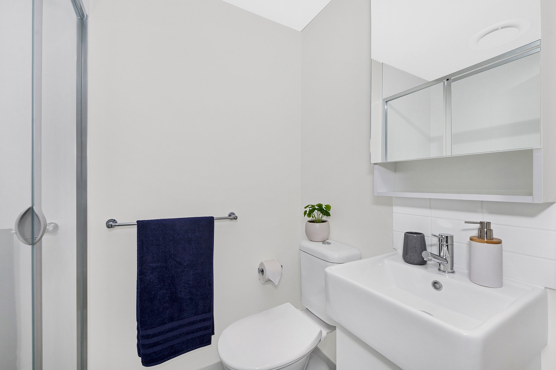  King Single Bed With 7 Bed Apartment With Ensuite  -  Atira Waymouth Street  - Gallery -  4