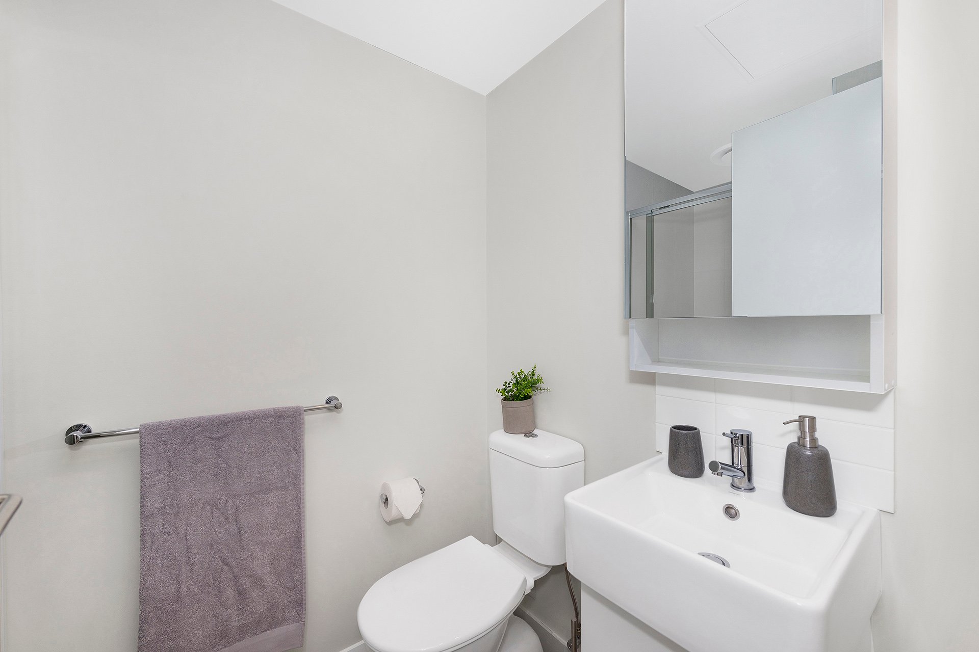  Ultra Studio Apartment - Queen Bed With Standard View  -  Atira Waymouth Street  - Gallery -  2