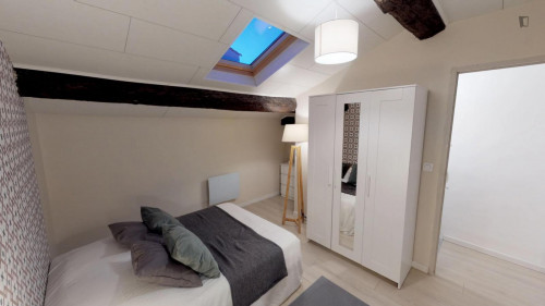 Snug double bedroom in Gambetta