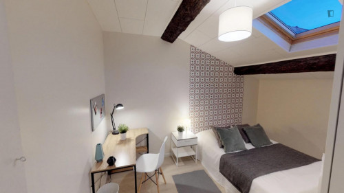 Snug double bedroom in Gambetta