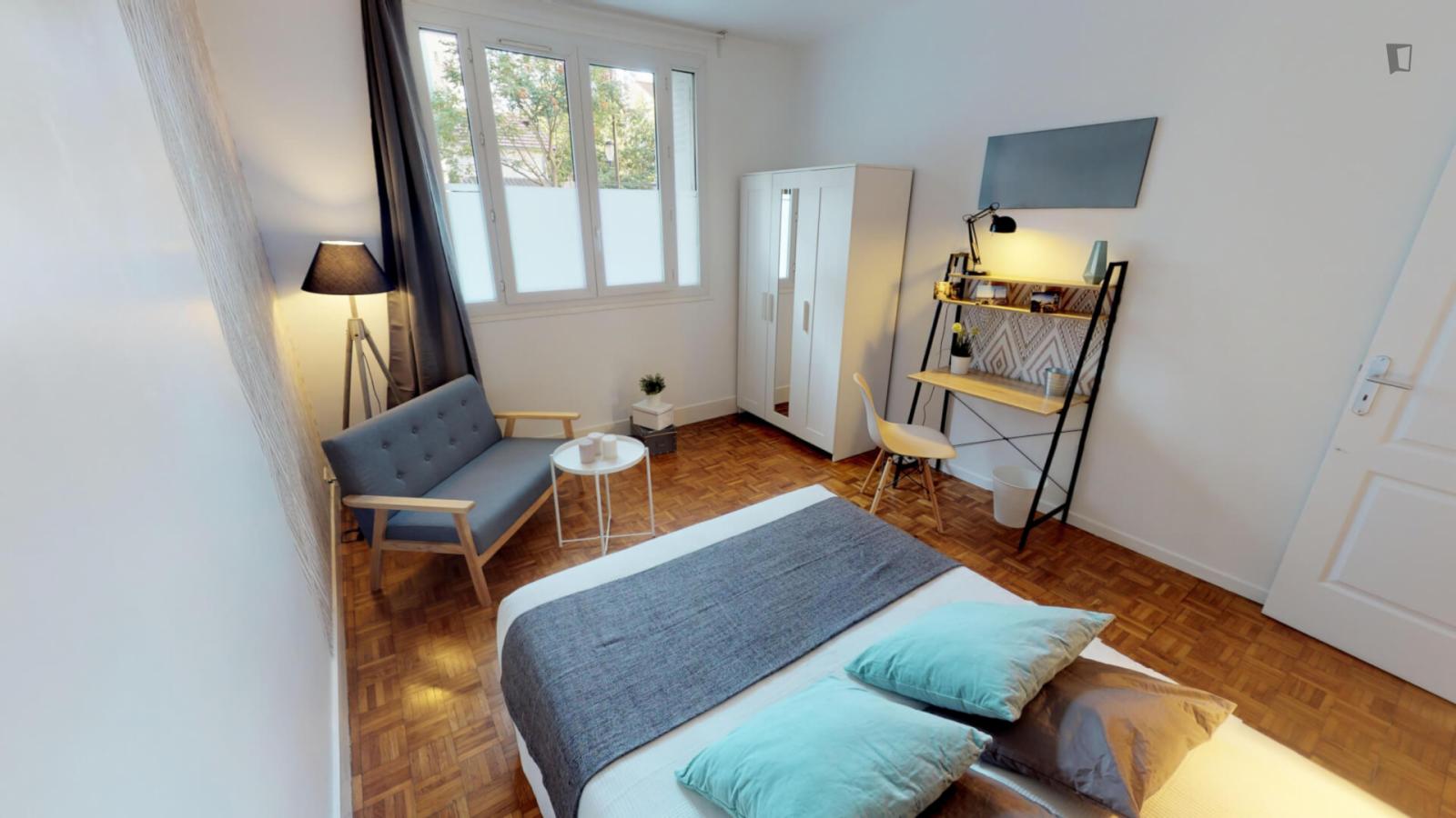 Enchanting Double Bedroom In République–Point-Du-Jour - 1