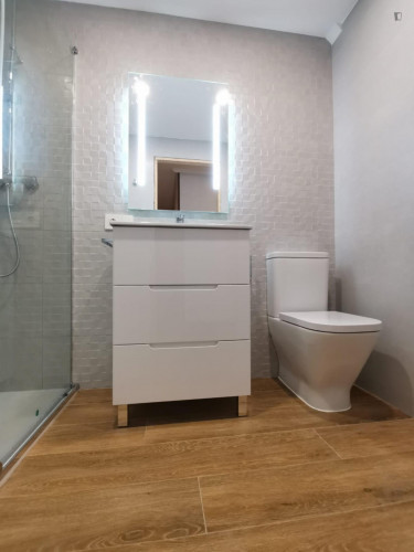 Double bedroom in 4-bedroom apartment