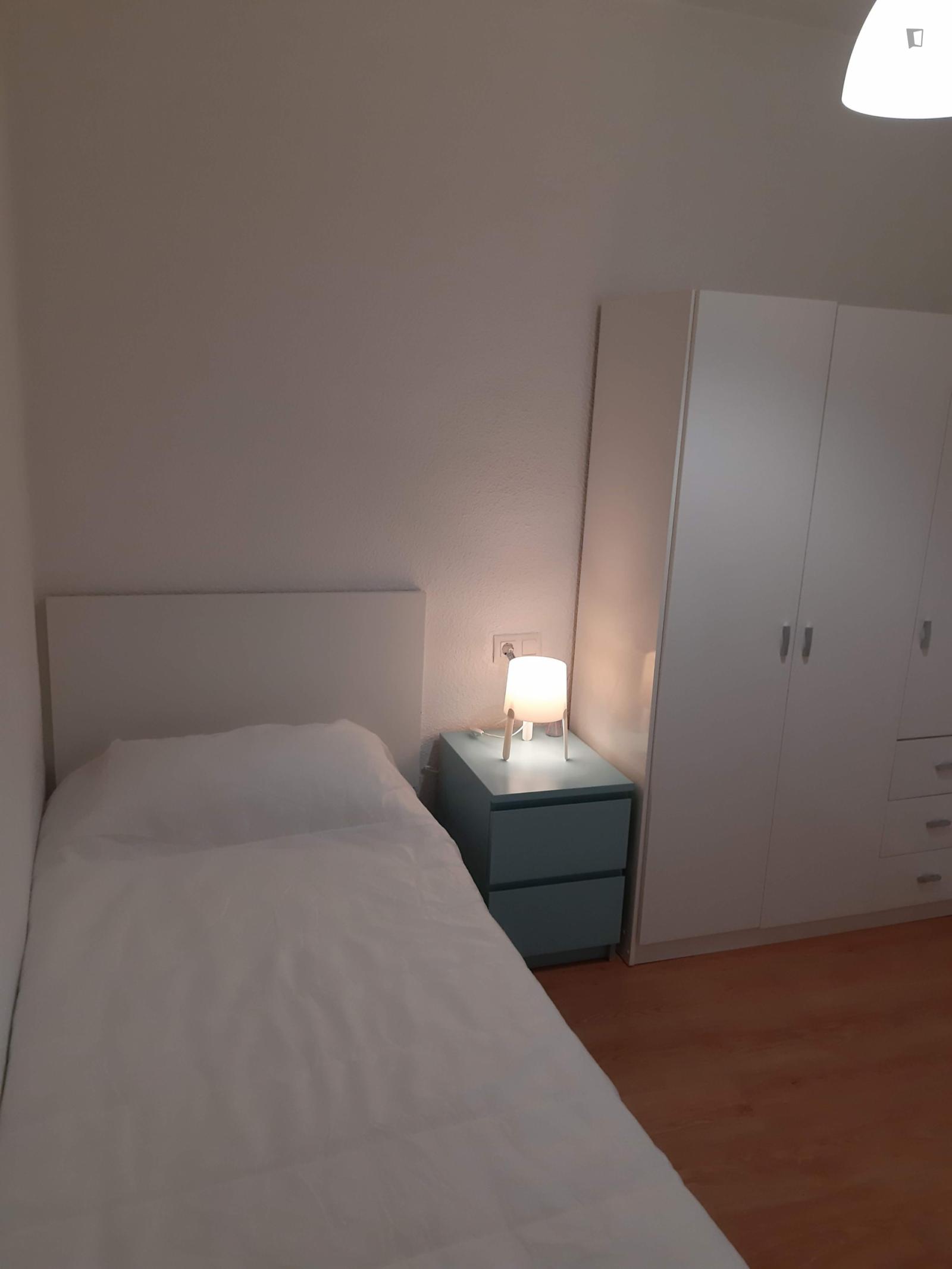 Charming Single Bedroom In A 3-Bedroom Apartment Near Plaza De Toros De Murcia - 1