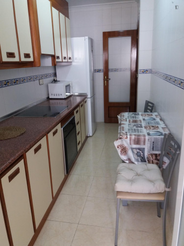 Single bedroom in 3-bedroom apartment